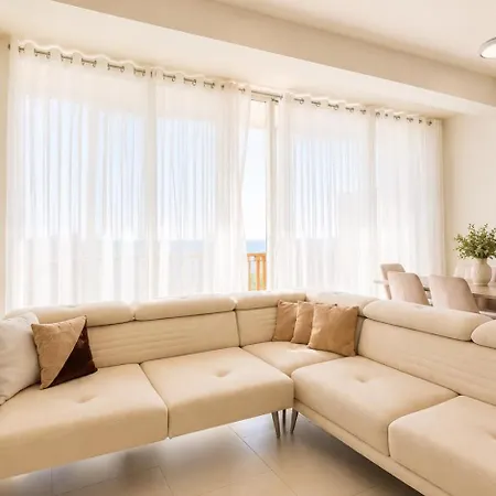 Spacious Coast For 10 Guests 104d, 104c
